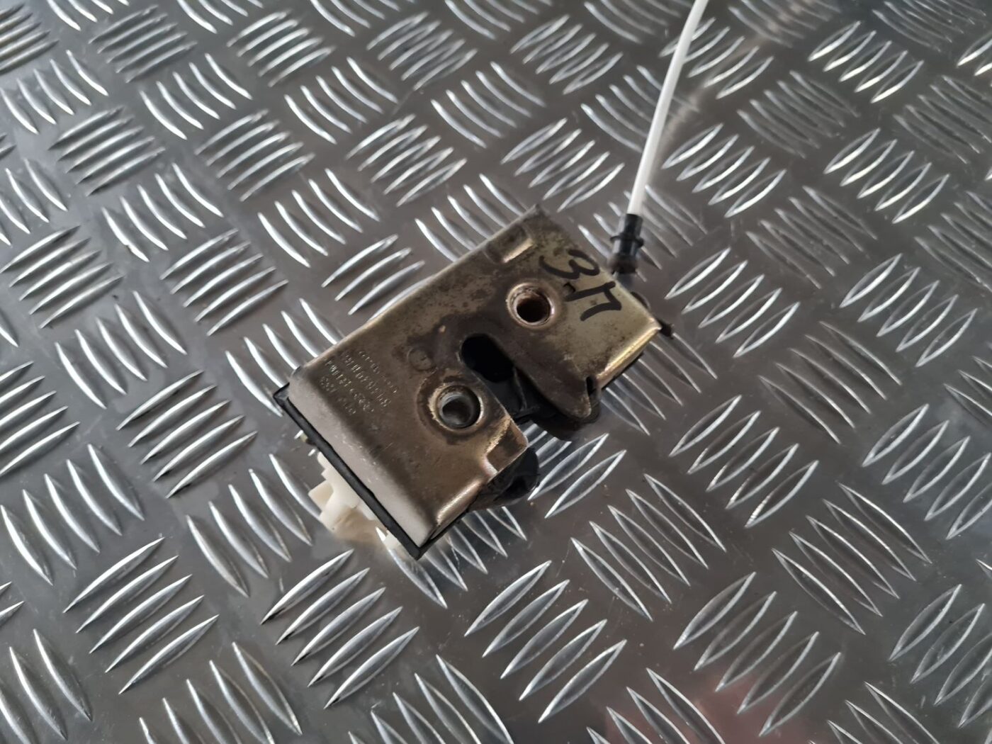 Aizmugurējo labo durvju slēdzene priekš AUDI 80 1991 2 Aizmugurējo labo durvju slēdzene priekš AUDI 80 1991