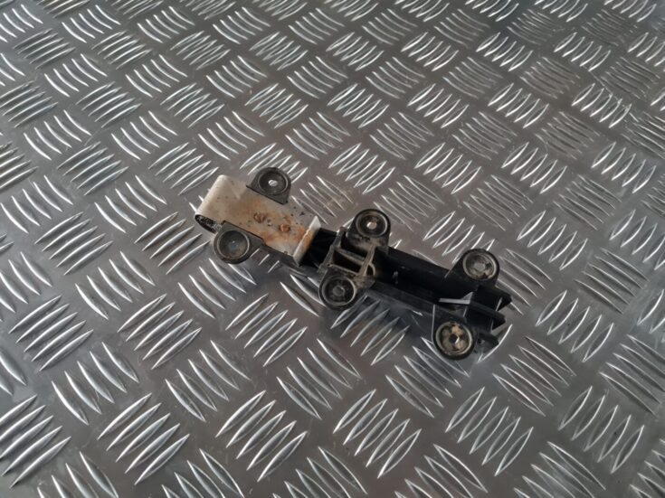 Aizmugurēja bufera kronšteins priekš AUDI 80 1991