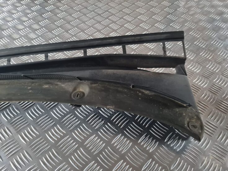 Vējstikla uzlikas (deflektora) režģis priekš AUDI 80 1991