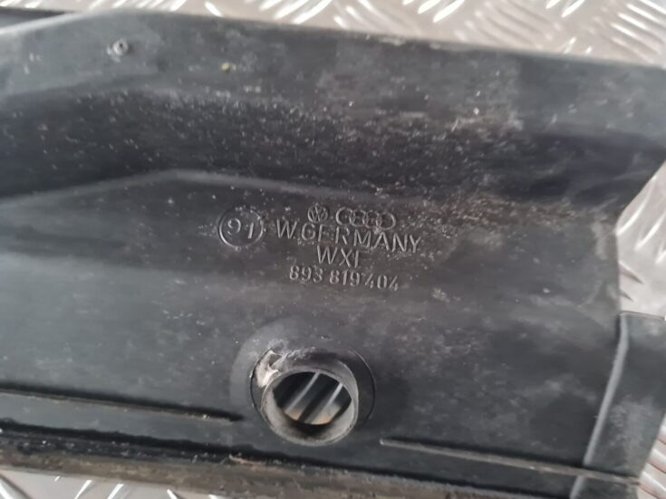 Vējstikla uzlikas (deflektora) režģis priekš AUDI 80 1991
