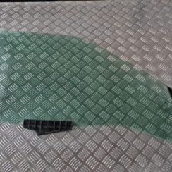 Priekšējo labo durvju stikls priekš AUDI 80 1991