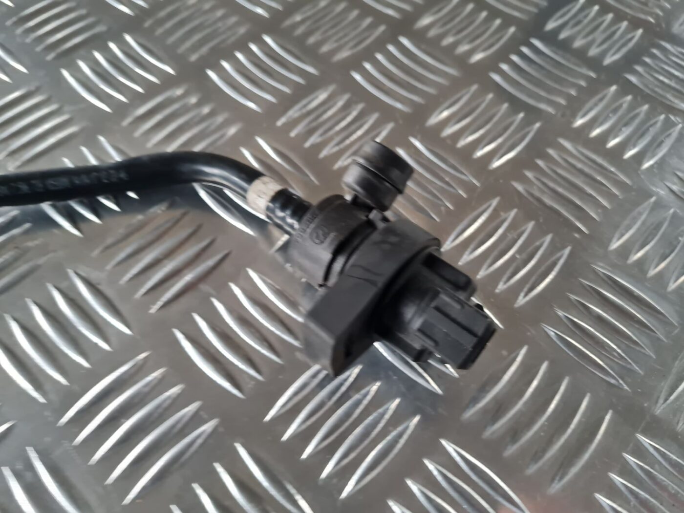 Degvielas tvertnes ventilācijas vārsts priekš BMW 6 E63 645 2004 2 Degvielas tvertnes ventilācijas vārsts priekš BMW 6 E63 645 2004