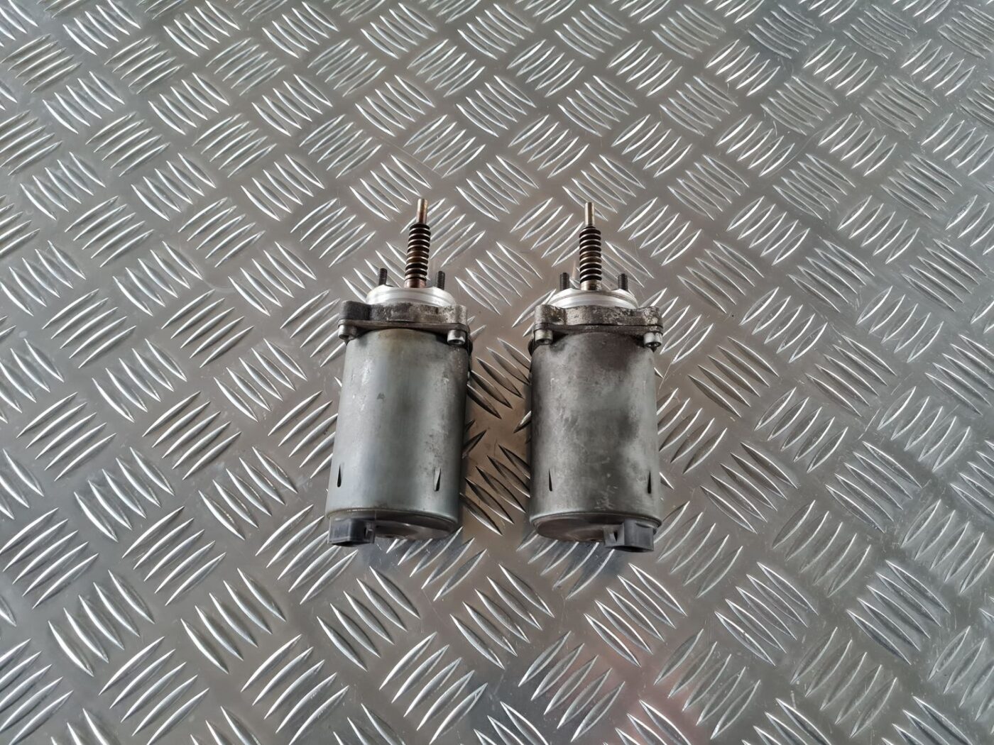 Sadales vārpstas regulētājs priekš BMW 6 E63 645 2004 2 Sadales vārpstas regulētājs priekš BMW 6 E63 645 2004