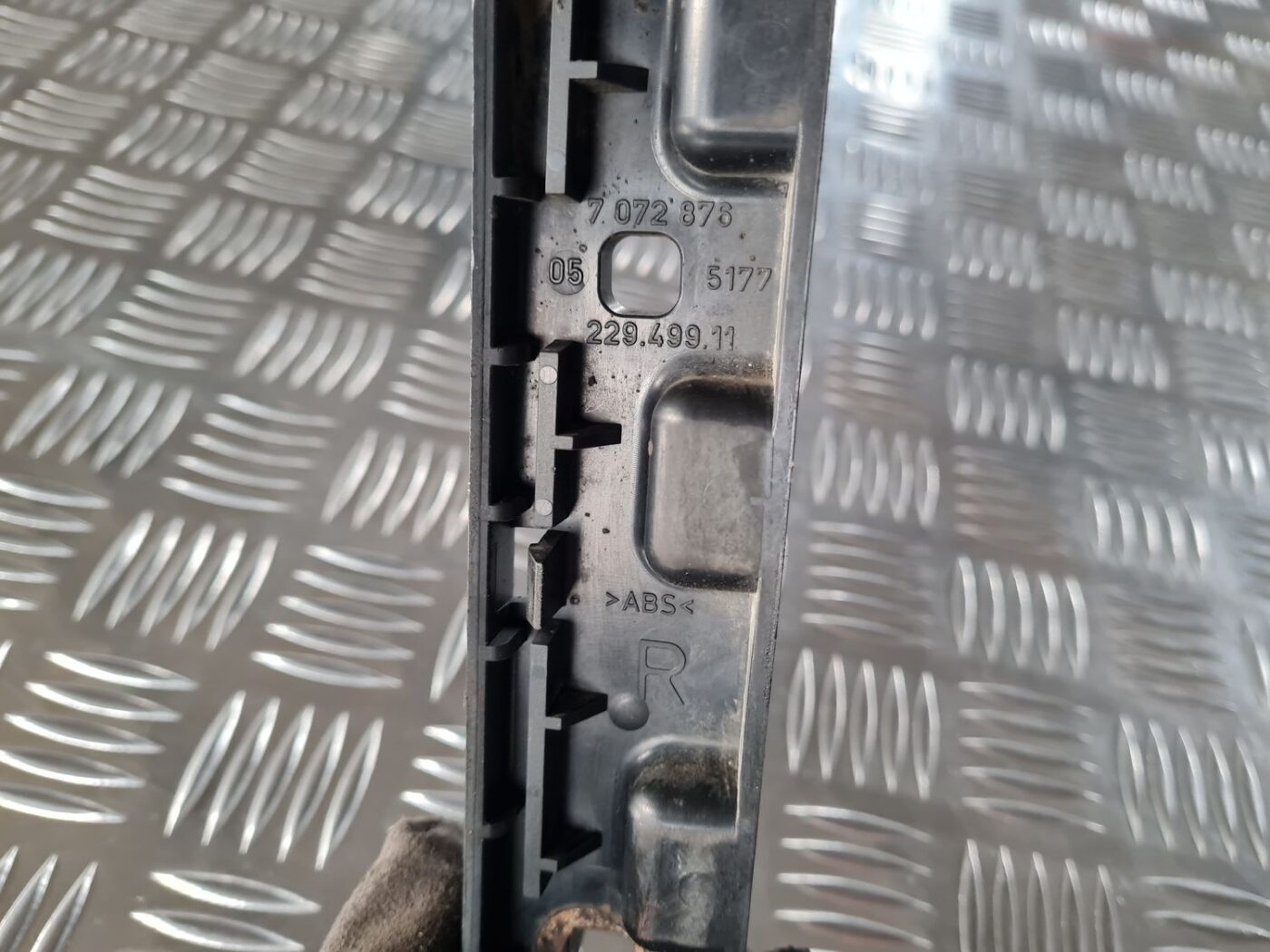 Sliekšņa kronšteins priekš BMW 6 E63 645 2004 3 Sliekšņa kronšteins priekš BMW 6 E63 645 2004