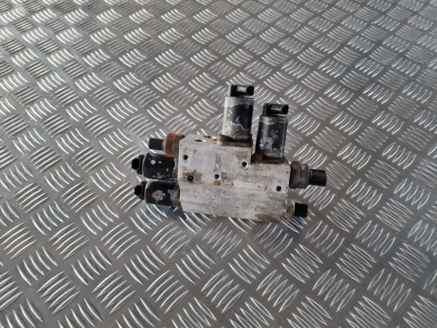 Piekares hidrauliskais bloks Dynamic Drive priekš BMW 6 E63 645 2004 4 Piekares hidrauliskais bloks Dynamic Drive priekš BMW 6 E63 645 2004