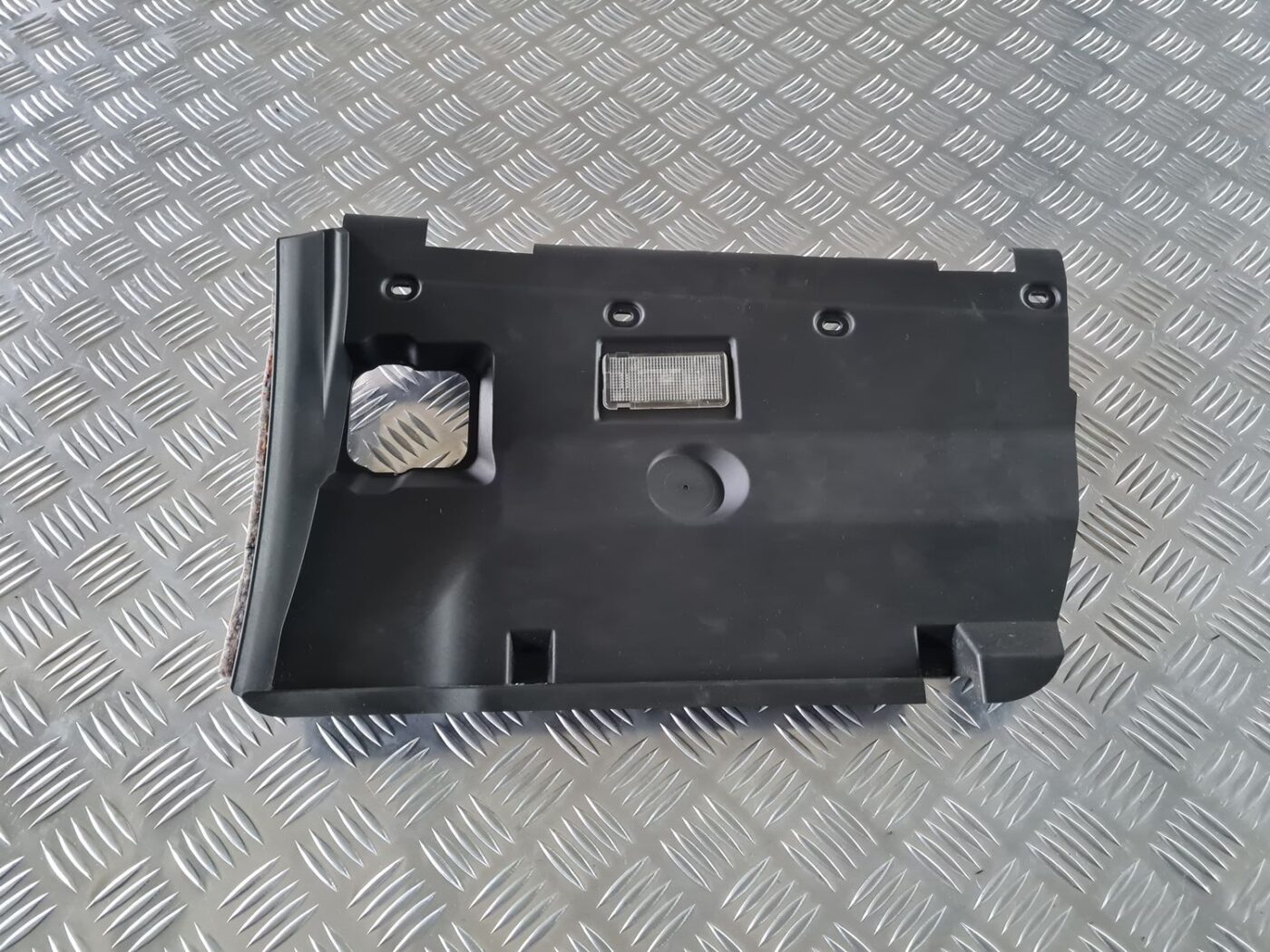 Mērinstrumentu paneļa apakšēja apdare priekš BMW 6 E63 645 2004 1 Mērinstrumentu paneļa apakšēja apdare priekš BMW 6 E63 645 2004