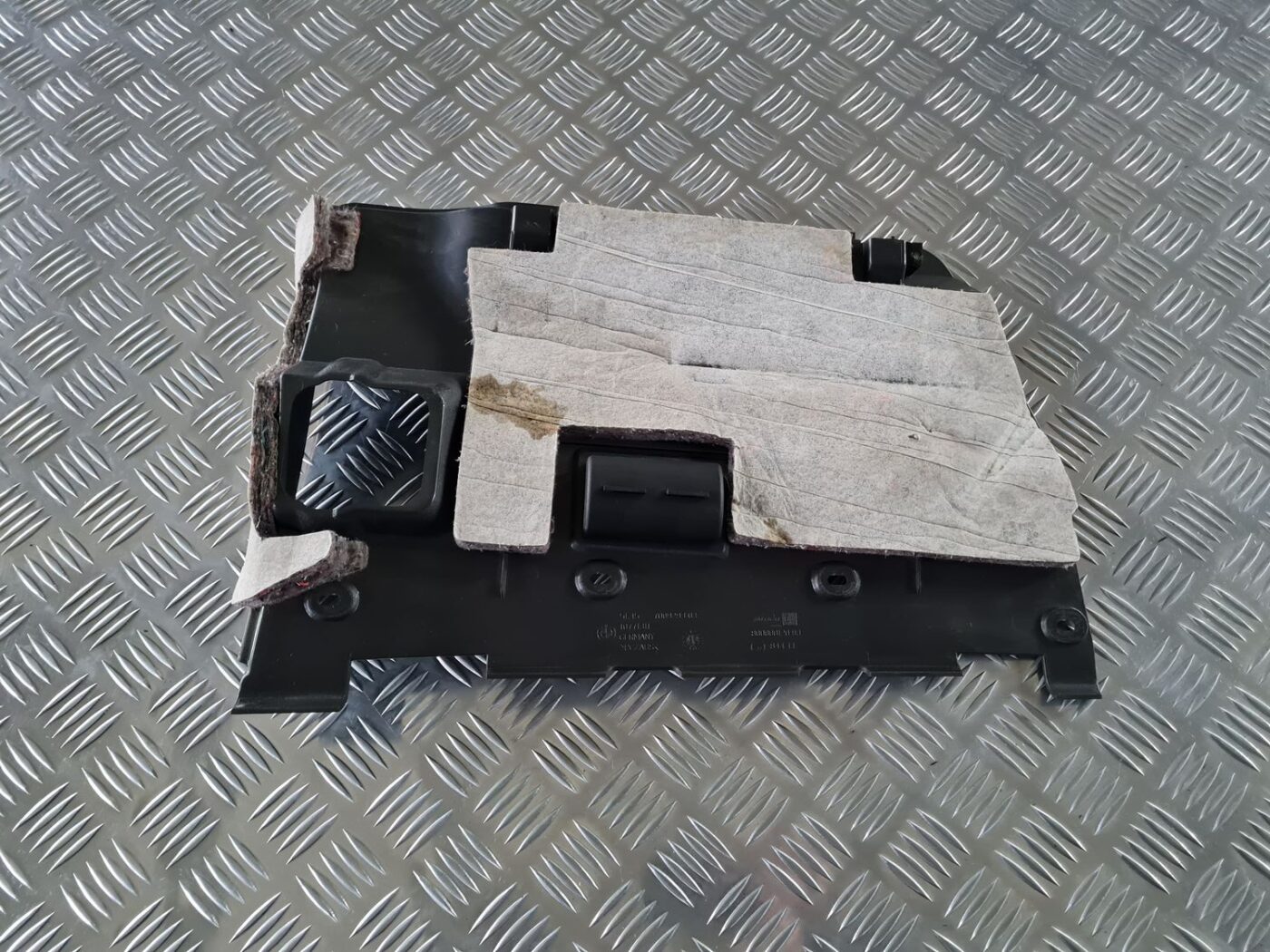 Mērinstrumentu paneļa apakšēja apdare priekš BMW 6 E63 645 2004 4 Mērinstrumentu paneļa apakšēja apdare priekš BMW 6 E63 645 2004