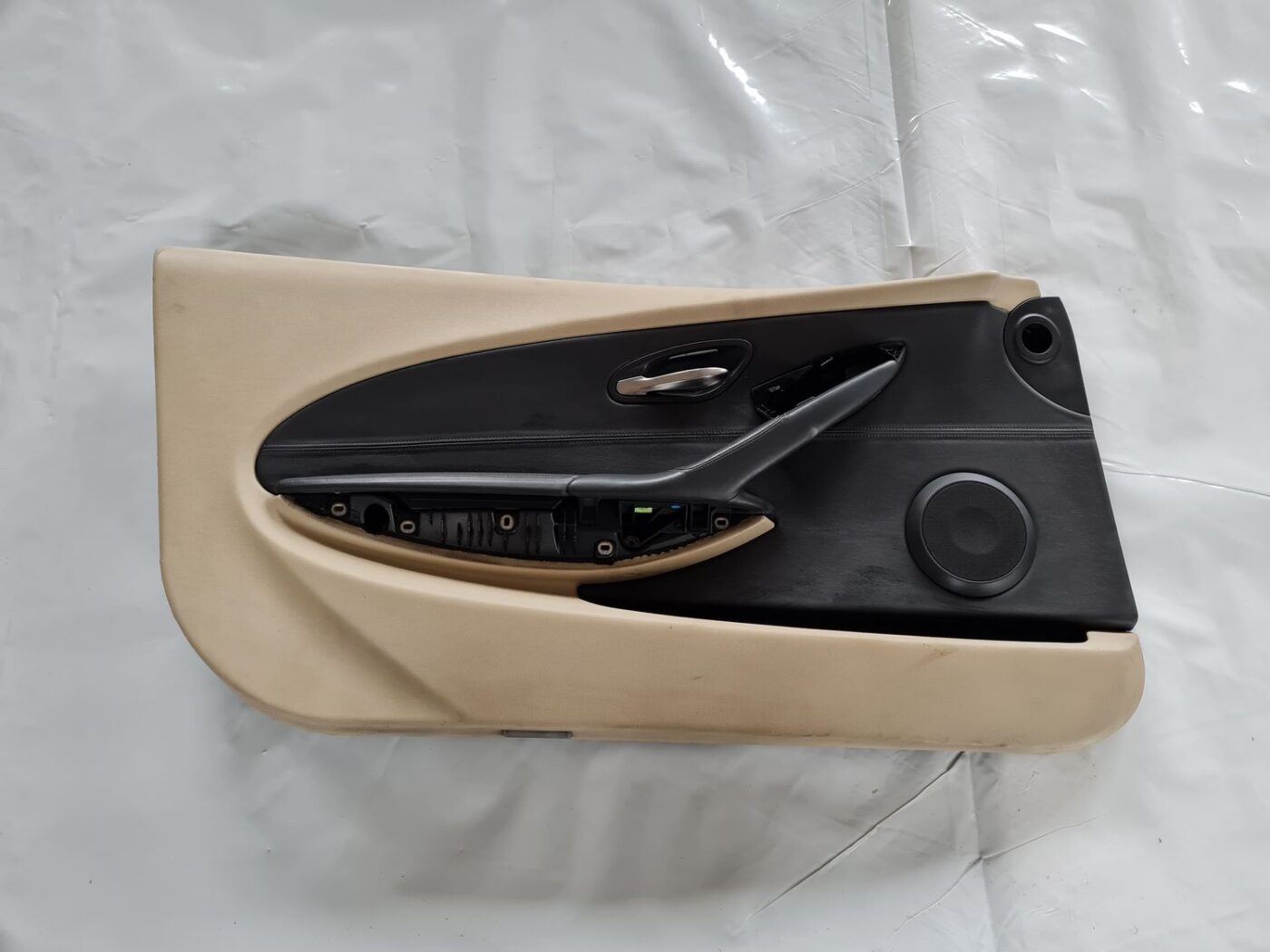 Priekšējo kreiso durvju apdare priekš BMW 6 E63 645 2004 2 Priekšējo kreiso durvju apdare priekš BMW 6 E63 645 2004