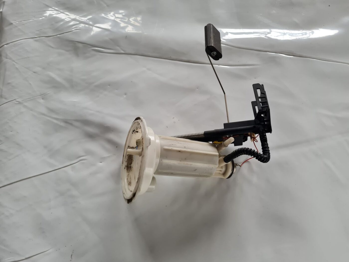 Degvielas tvertnes sūkņa līmeņa devējs priekš BMW 6 E63 645 2004 4 Degvielas tvertnes sūkņa līmeņa devējs priekš BMW 6 E63 645 2004