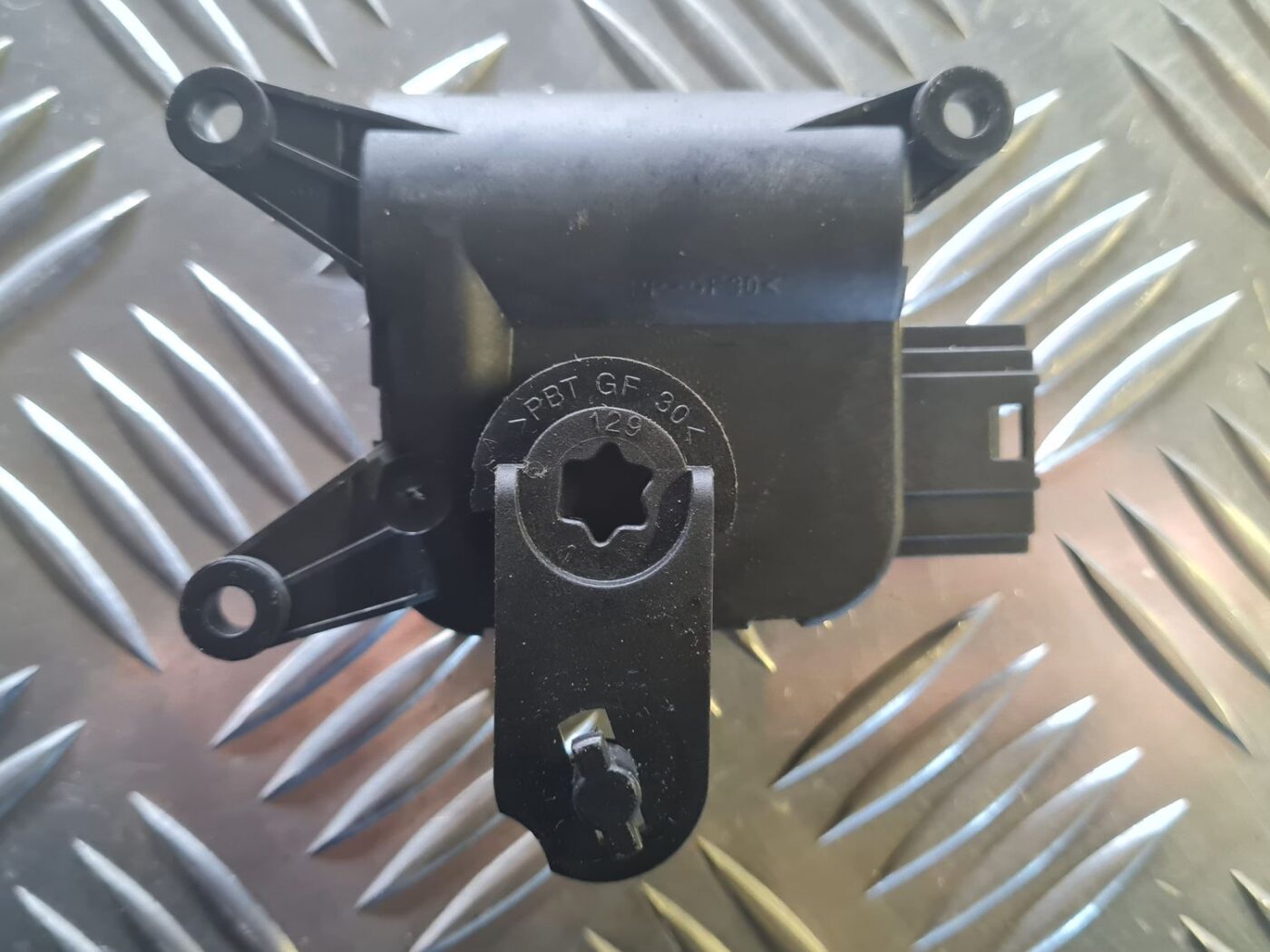 Apsildes sistēmas aktuators priekš VW GOLF 5 2004 4 Apsildes sistēmas aktuators priekš VW GOLF 5 2004