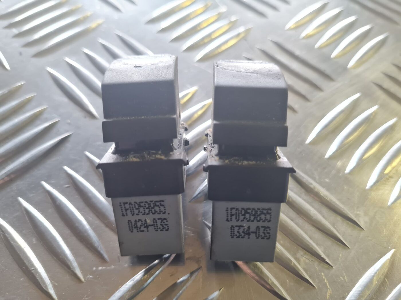 Stikla pacelšanas poga priekš VW GOLF 5 2004 5 Stikla pacelšanas poga priekš VW GOLF 5 2004