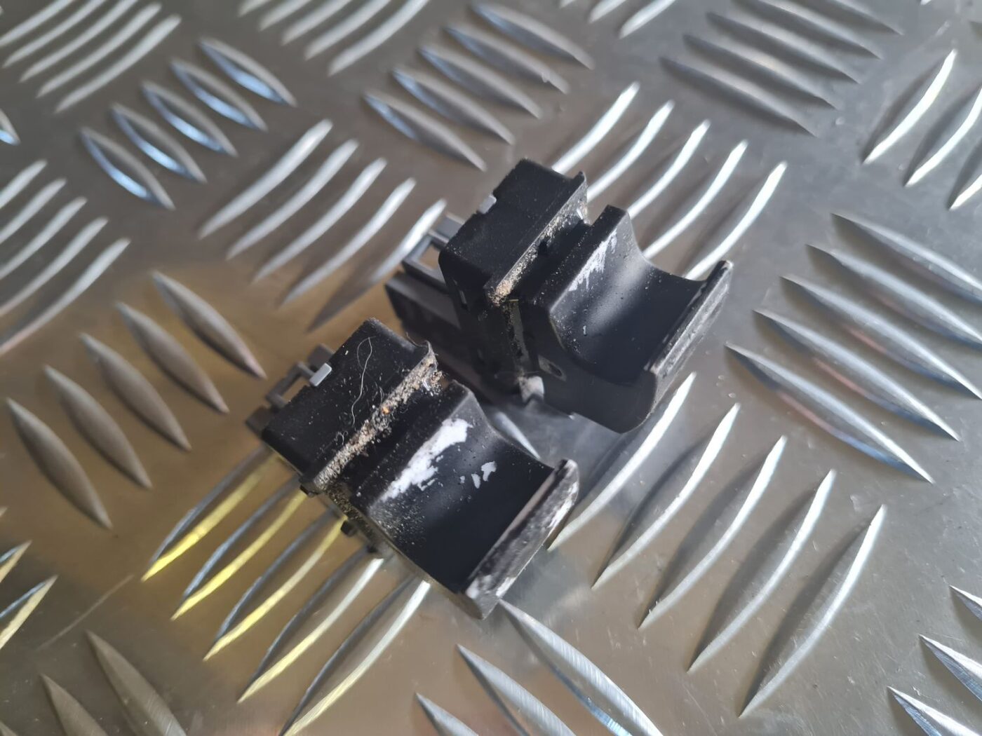 Stikla pacelšanas poga priekš VW GOLF 5 2004 3 Stikla pacelšanas poga priekš VW GOLF 5 2004