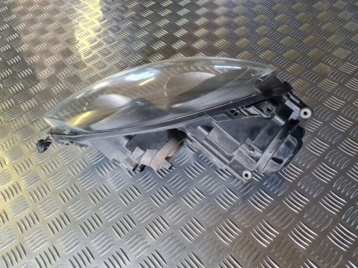Priekšējais labais lukturis priekš VW GOLF 5 2004