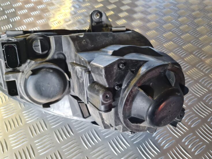 Priekšējais kreisais lukturis priekš VW GOLF 5 2004