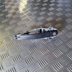 Priekšējāis kreisais durvju rokturis priekš VW GOLF 5 2004