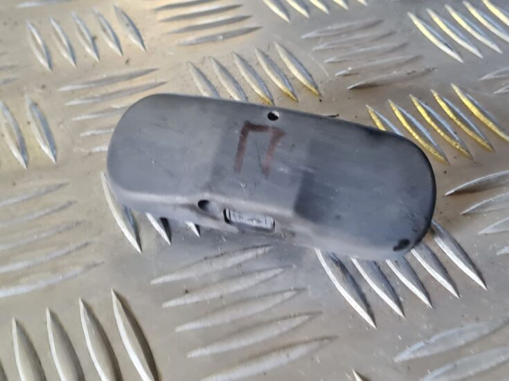 Vējstikla mazgāšanas šķidruma sprausla priekš VW GOLF 5 2004