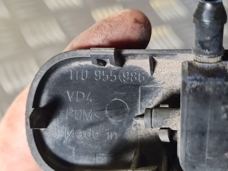 Vējstikla mazgāšanas šķidruma sprausla priekš VW GOLF 5 2004