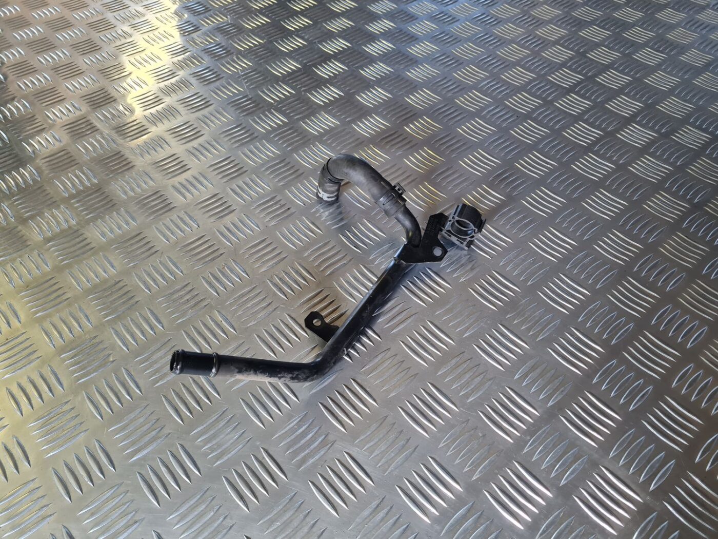 Dzesēšanas caurule priekš VW GOLF 5 2004 1 Dzesēšanas caurule priekš VW GOLF 5 2004