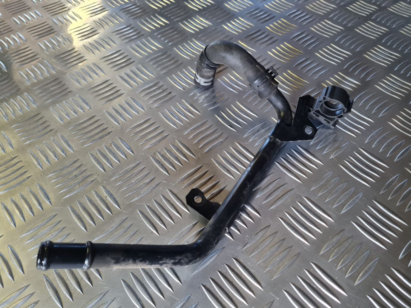 Dzesēšanas caurule priekš VW GOLF 5 2004 2 Dzesēšanas caurule priekš VW GOLF 5 2004