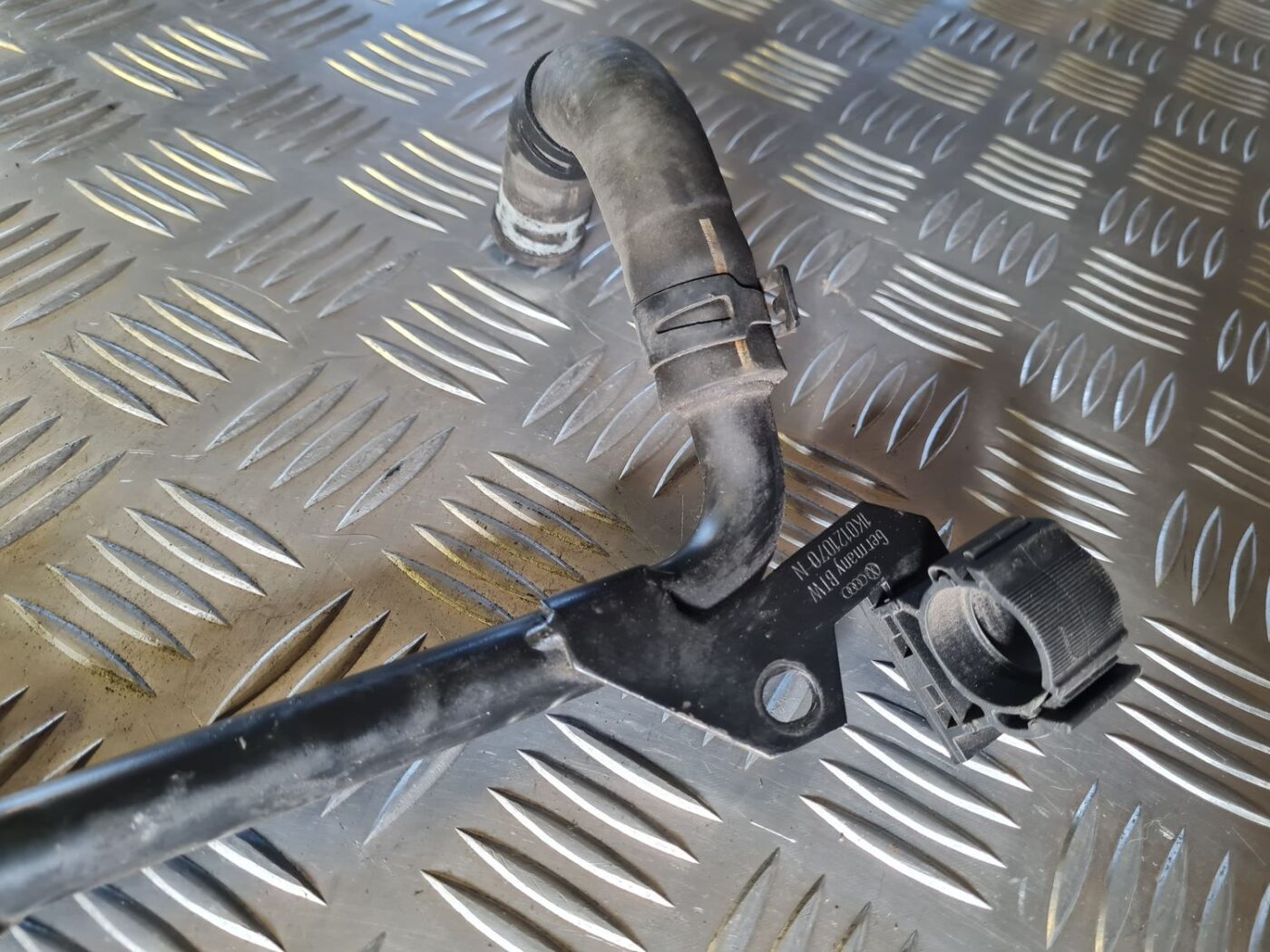 Dzesēšanas caurule priekš VW GOLF 5 2004 6 Dzesēšanas caurule priekš VW GOLF 5 2004