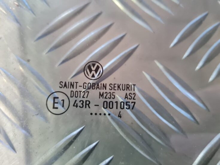 Priekšējo labo durvju stikls priekš VW GOLF 5 2004