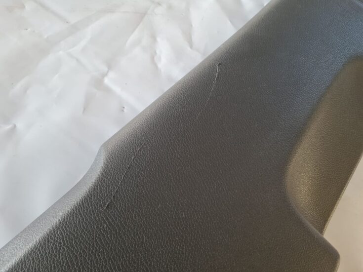 Vidējas salona statnes apdare priekš VW GOLF 5 2004