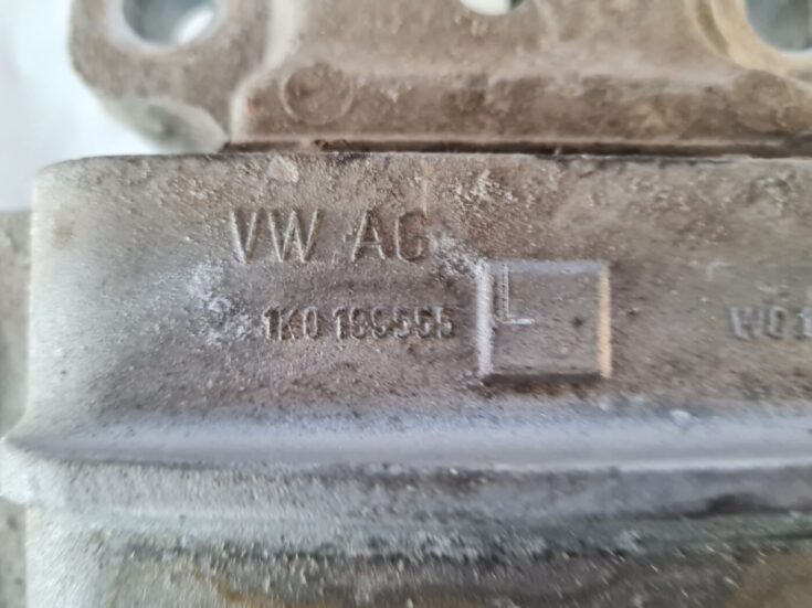 Dzinēja spilvens priekš VW GOLF 5 2004