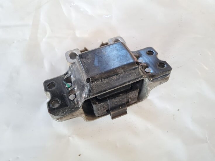 Dzinēja spilvens priekš VW GOLF 5 2004