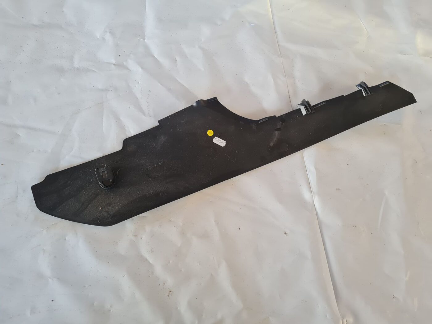 Centrālās konsoles (apdares) sānu panelis priekš VW GOLF 5 2004 2 Centrālās konsoles (apdares) sānu panelis priekš VW GOLF 5 2004