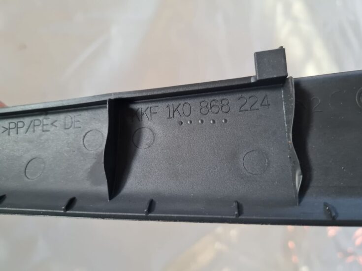 Priekšējas salona statnes apdare priekš VW GOLF 5 2004