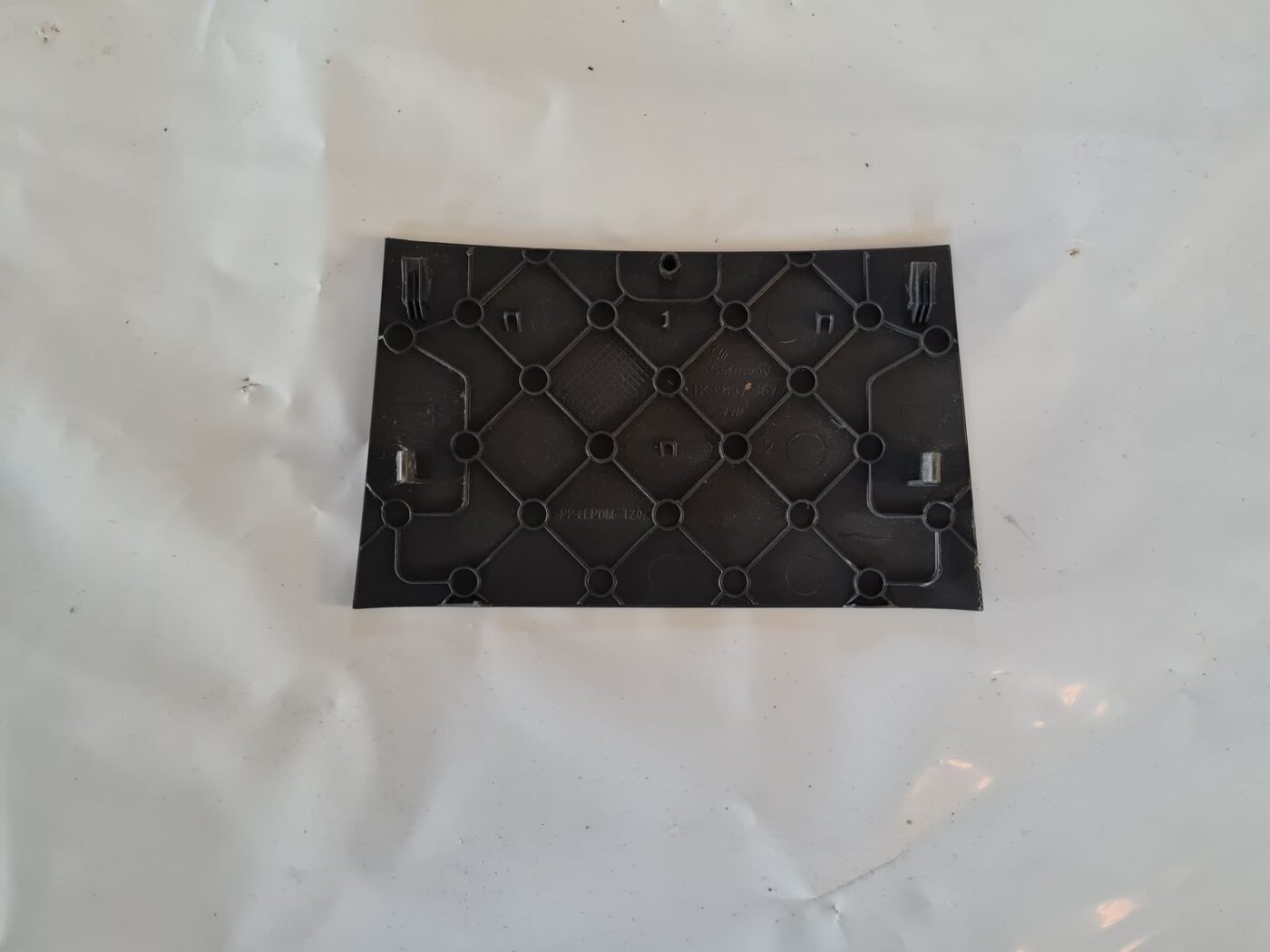 Mērinstrumentu paneļa apakšēja apdare priekš VW GOLF 5 2004 2 Mērinstrumentu paneļa apakšēja apdare priekš VW GOLF 5 2004