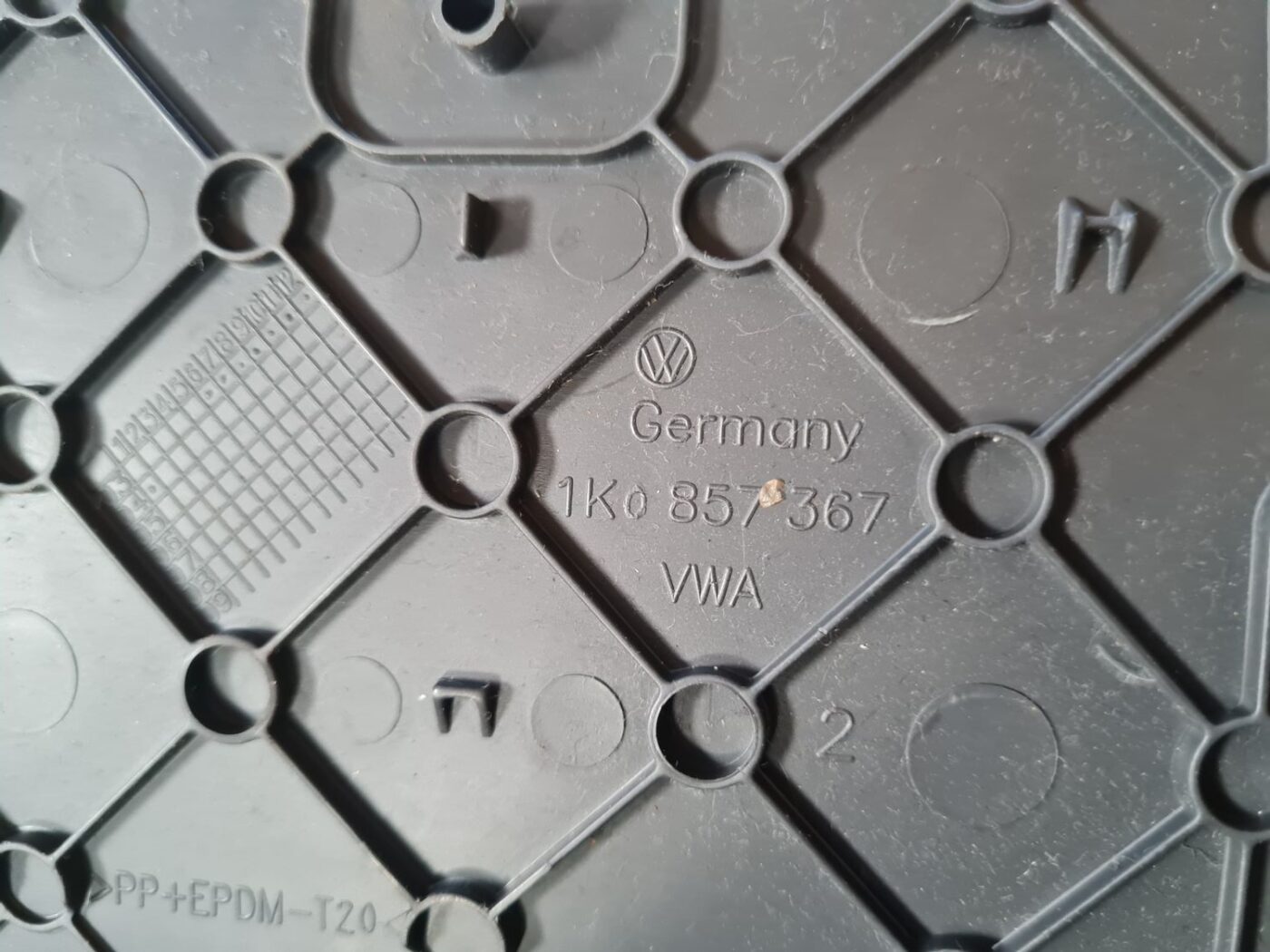 Mērinstrumentu paneļa apakšēja apdare priekš VW GOLF 5 2004 3 Mērinstrumentu paneļa apakšēja apdare priekš VW GOLF 5 2004