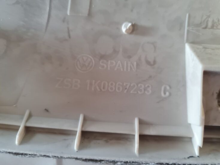 Priekšējas salona statnes apdare priekš VW GOLF 5 2004
