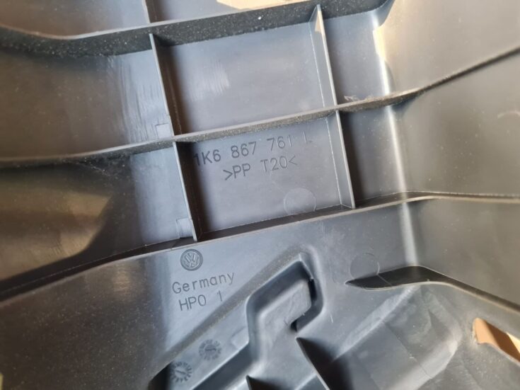 Aizmugures plaukta turētājs priekš VW GOLF 5 2004