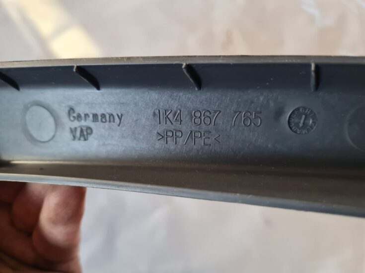 Sliekšņa aizmugurēja kreisa uzlika (salonā) priekš VW GOLF 5 2004