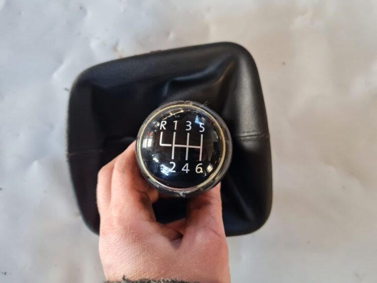 Pārnesumu pārslēgšanas kloķa uzgalis priekš VW GOLF 5 2004