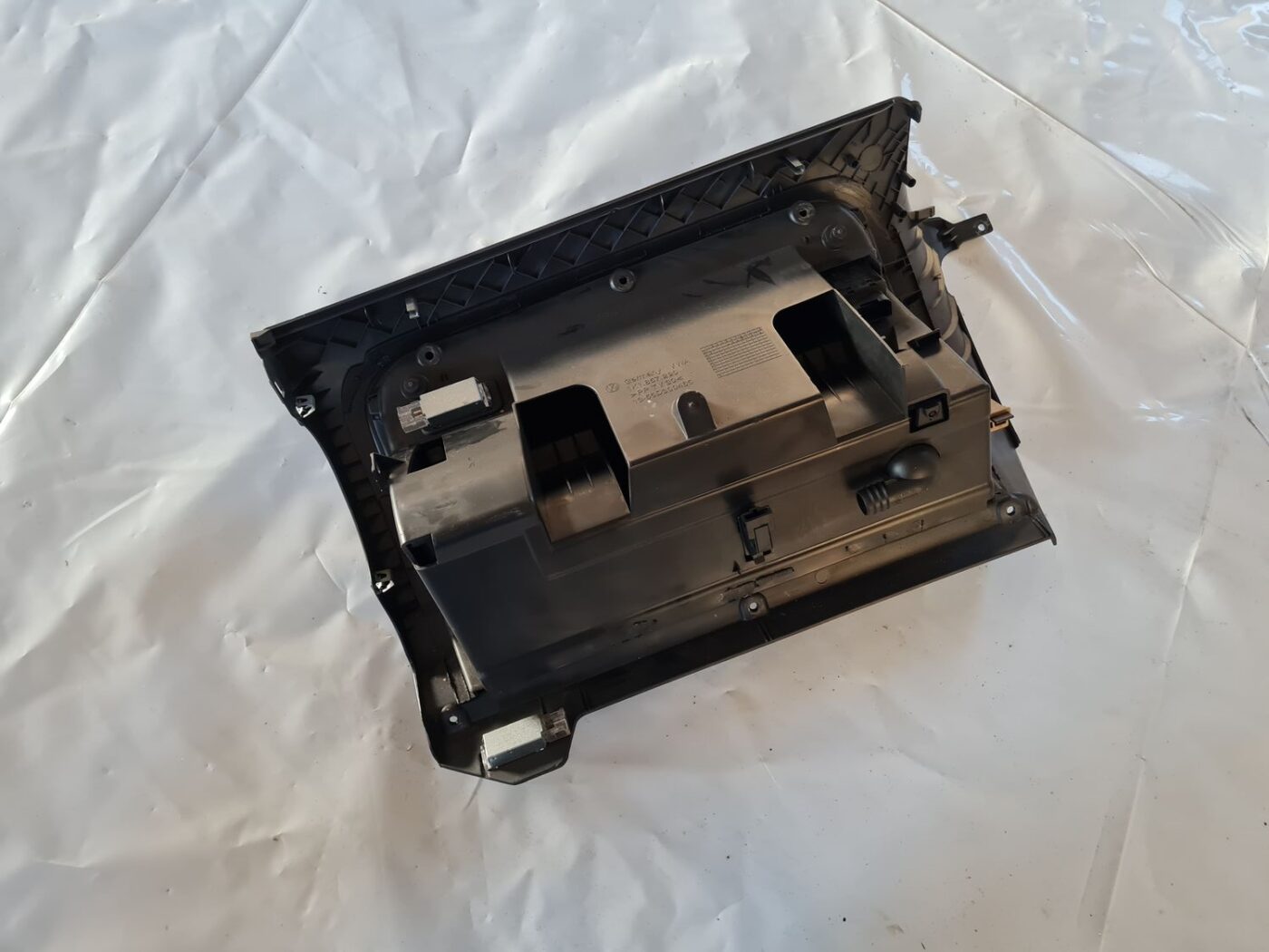 Mantu glabāšanas nodalījums pasažiera pusē priekš VW GOLF 5 2004 5 Mantu glabāšanas nodalījums pasažiera pusē priekš VW GOLF 5 2004