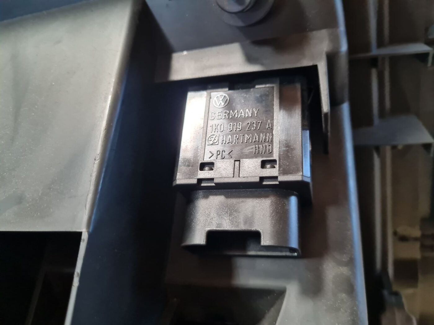 Mantu glabāšanas nodalījums pasažiera pusē priekš VW GOLF 5 2004 3 Mantu glabāšanas nodalījums pasažiera pusē priekš VW GOLF 5 2004