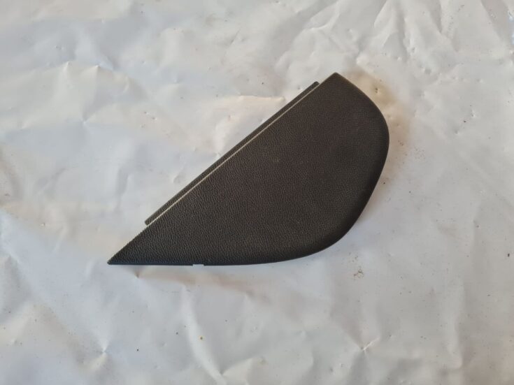 Mērinstrumentu paneļa sānu apdare priekš VW GOLF 5 2004