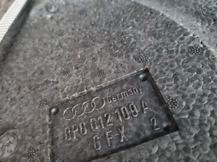 Bagāžnieka nodalījuma instrumentu ieliktnis priekš VW GOLF 5 2004