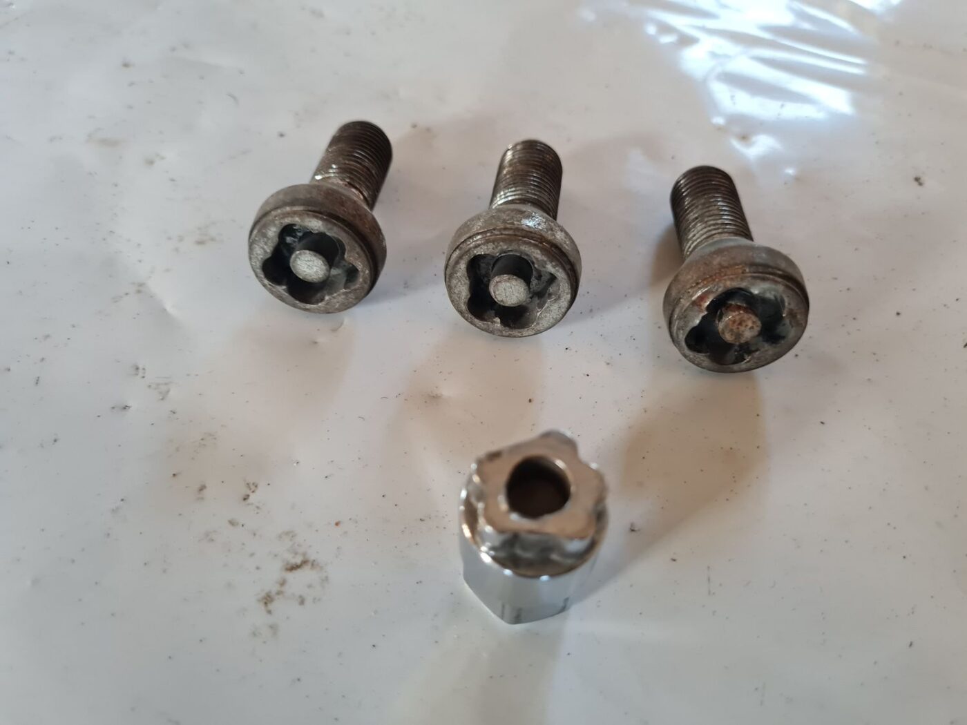 Riteņu skrūves priekš VW GOLF 5 2004 2 Riteņu skrūves priekš VW GOLF 5 2004