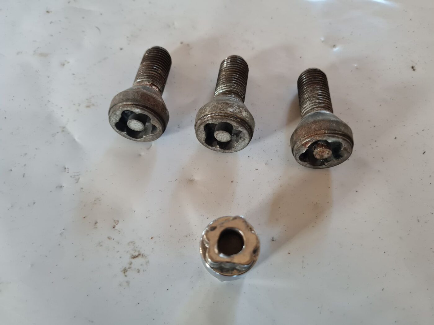 Riteņu skrūves priekš VW GOLF 5 2004 3 Riteņu skrūves priekš VW GOLF 5 2004