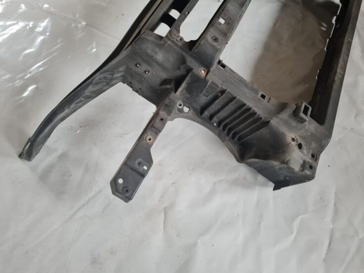 Priekšējā radiatora rāmis priekš VW GOLF 5 2004