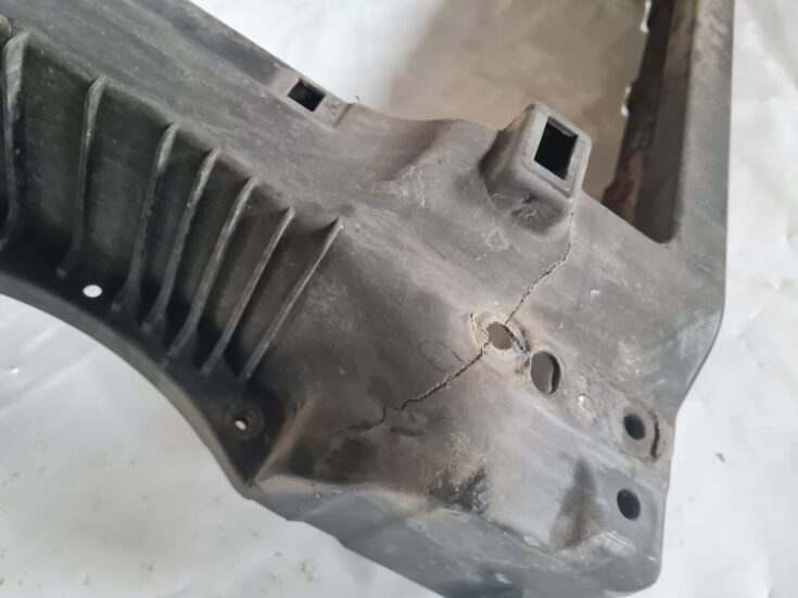 Priekšējā radiatora rāmis priekš VW GOLF 5 2004