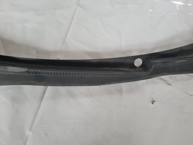 Vējstikla uzlikas (deflektora) režģis priekš VW GOLF 5 2004