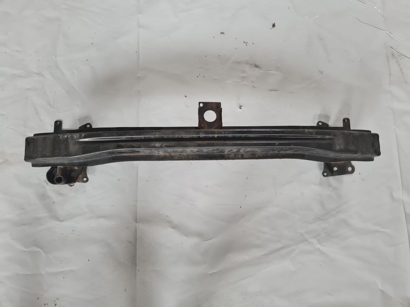 Priekšējā bufera pastiprinātājs priekš VW GOLF 5 2004 2 Priekšējā bufera pastiprinātājs priekš VW GOLF 5 2004