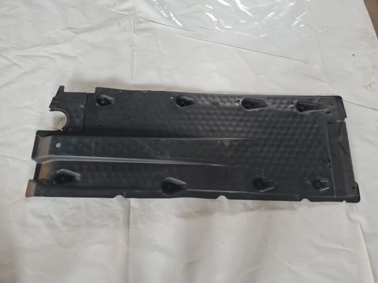 Virsbūves apakšējais aizsargs priekš VW GOLF 5 2004