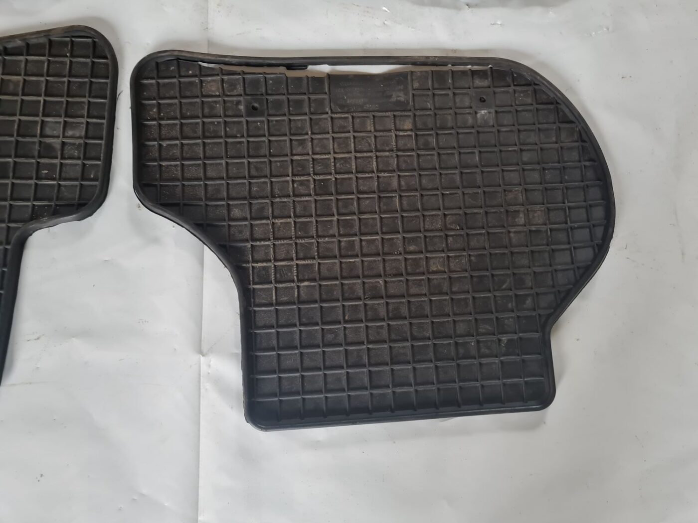 Salona paklāju komplekts priekš VW GOLF 5 2004 2 Salona paklāju komplekts priekš VW GOLF 5 2004