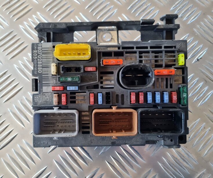 Drošinātāju bloks priekš CITROEN BERLINGO 2014