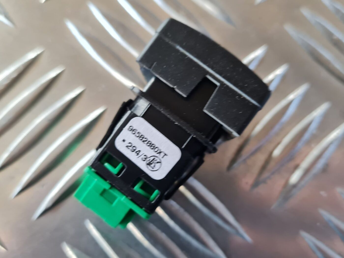 Durvju slēdzenes bloķēšanas poga priekš CITROEN BERLINGO 2014 2 Durvju slēdzenes bloķēšanas poga priekš CITROEN BERLINGO 2014